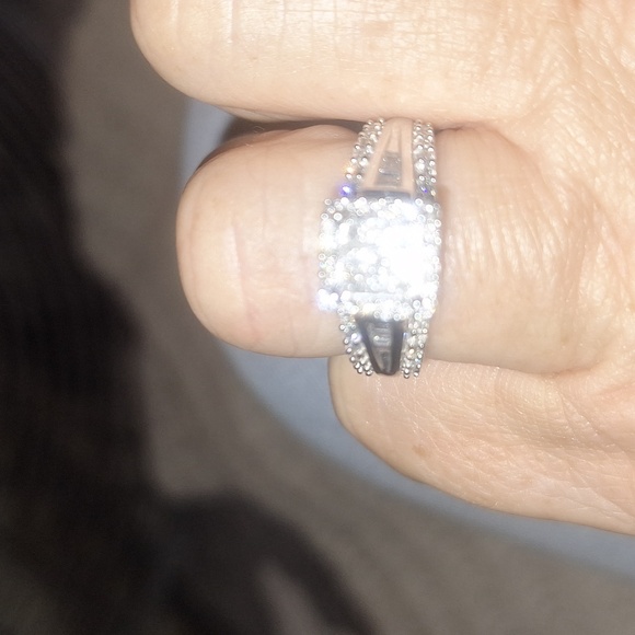 BEAUTIFUL 10K WHITE GOLD SQUARE DIAMOND CLUSTER ENGAGEMENT RING - Picture 10 of 15